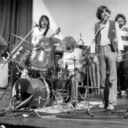 Bandet på scenen i 1979