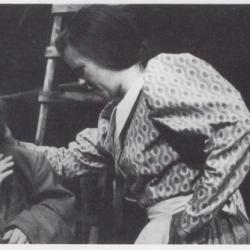 Claire De Wangen som Tante Sofie foto Rogaland Teater