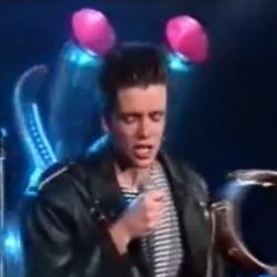 2 Brave framførte "Stop That Girl" på norsk TV.