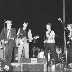 Fra en konsert i Chateau Neuf i Oslo, 19. september 1981. Fra venstre: Lasse Myrvold, Sverre Knudsen, Harald Øhrn, Chris Erichsen The Aller Værste! Av Kåre Eide/Nasjonalbiblioteket. Lisens: Falt i det fri (Public domain)