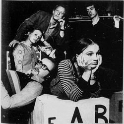 Annerut Joner og ensemblet i stykket Utenfor klipp fra Rogalands Avis