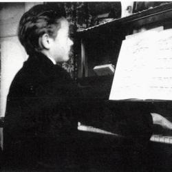 Pianist Øystein Larsen som ung foto  hentet  fra boka Haugesund : byen og folkå-Kristian Magnus Vikse