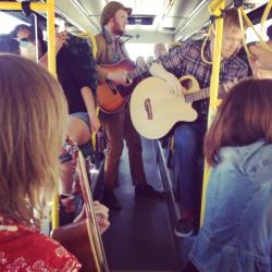 Rossman & De Skamløse fyrer opp Kolumbus bussene.Musikkfest 2014