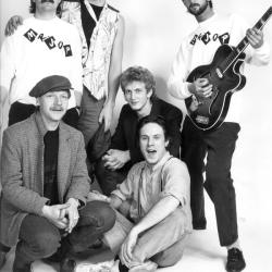 1985. Det første promobildet. Mr. Jop ser ut til å være hovedsponsor. Samsonsen, Gottschalksen, Leif, Viig, Skurtveit, Løvaas.