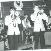 Bacata under sin aller første spilling i Sandnes Turnhall i sine flotte «uniformer». Fra venstre: Bernhard Askeland , Carl Fredrik «Colli» Anda, Arild Mjaaland, Jan Terje Gjerdevik og Andreas Lien.