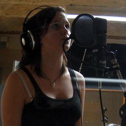 Linn Frøkedal synger ledevokal...