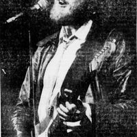 Alf Bjarne Jørgensen synger "Gotta mind to give up living" av Paul Butterflys blues band foto: Haugesunds Avis