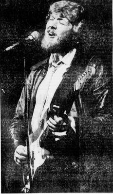 Alf Bjarne Jørgensen synger "Gotta mind to give up living" av Paul Butterflys blues band foto: Haugesunds Avis