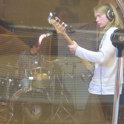 Odd Martin Skålnes bak trommene (!) og Øystein Eriksen på bassen...