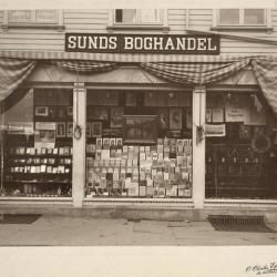 Sunds boghandel foto :Fredrik Monclair, etter 1903. Fra Haugalandmuseets fotosamling.