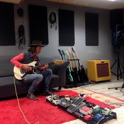 Jobber med låten You Say Good Night, I Say Good Morning.