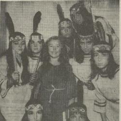 Åhild Helgevold som Annie omringet av indianere foto Rogalands Avis