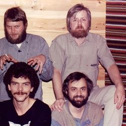 Fra venstre bak: Chris Dankel, Fender Rhodes, bass & sang - hr. Johnsen, sang, gitar & bass - Elmar Karlsen, trommer - Knut Gundersen, sang & gitar