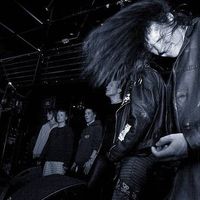 Vokalist Torjus Førre Erfjord i Humbug i aksjon under Stavanger Punkrock Festival 2002. Publikummer Bjørn Landa var vel så aktiv. FOTO: Fredrik Refvem