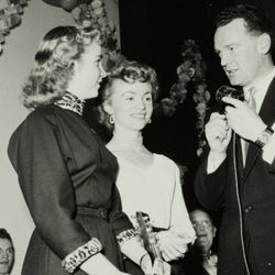 Kjellaug Lien og Hjørdis Lien, duoen "Søstrene Lien" sammen med konferansier Rolf Kirkvaag på firmafesten til Jonas Øglænd Sandnes, "Ø-festen", 19.12.1955 foto: Jærmuseet