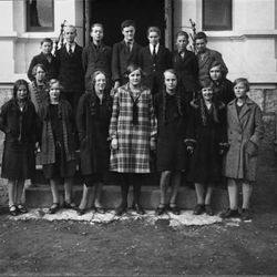 Lærer Gunnar Arneson. F.v. Mari Aase, Signe Kåstad, Annemor Idland, Astrid Jonassen, Sevilja Lutsi, Arna Sch. Olsen, Astad Fjogstad. Guttene f.v. Alv Hove, Petter Øgland og Kristinius Vatne