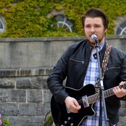 Ken Tore Kallevåg underholder på Rådhusplassen. Vise & Lyrikkfestivalen