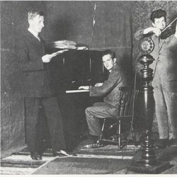 Fra den første radiosendingen i Stavanger september 1926 , hallomann Arne Njå, pianist Olaf Eugen Paulus og fiolinist Arne F. Grønlund foto Stavanger Statsarkiv