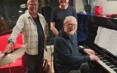 Rasmus Sand ved pianoet foto tilhører Kjell Haave