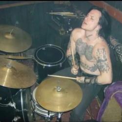 Edwin Borsheim spiller trommer i Pernicious