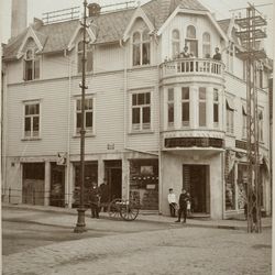 Sunds boghandel foto :Fredrik Monclair, etter 1903. Fra Haugalandmuseets fotosamling.