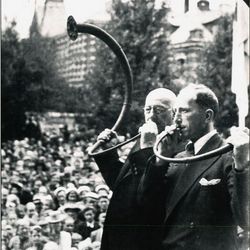 Franz Dørr og sønnen Georg spiller bronselurer fra middelalderen