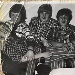Nurk Twins anno rundt 1965-68 i mods perioden. Kjell «Kjellien» jensen ( Liggende) Per «Peder» Lorentz Borsheim, Ernst Magne «Iven» Vigsnes. Magne « Manna» Høyland og Knut Køningsberg foto tilhører Gunnar Engen
