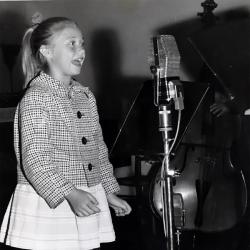 Åshild skal synge "And i Breiavann" i NRK i 1960.