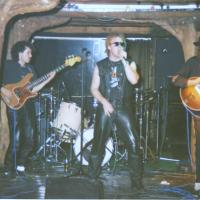 Tror bildet er fra RA sin "rockemønstring" - Reidar Larsen var også med denne kvelden. På bildet sitter han til venstre for den brune bjelken