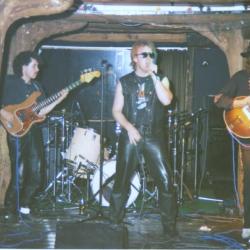 Tror bildet er fra RA sin "rockemønstring" - Reidar Larsen var også med denne kvelden. På bildet sitter han til venstre for den brune bjelken