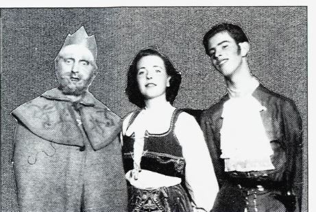 Hermann Johansen til venstre sammen med andre hovdrolleinnhavere i St.Georg og dragen Grace Bauer Nilsen og Mallfred Tollaksen