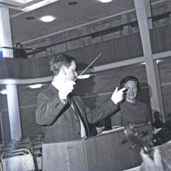 Leif Bendix Jørgensen prøve i aulaen .  Foto: Eggen, Bernt / Haugalandmuseene