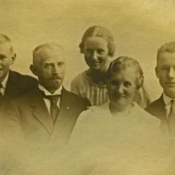 Gruppebilde av Susanne og Nils Sund (f. 1869-1952). Barna fra v: Madli (gift i Sveits), Harald (jurist), Gunvor, Kolbein (bokhandel) foto tilhører Haugalandsmuseet