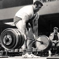 Styrkeløft. Torkel Ravndal under konkurranse i Oslo 1970, der han løftet 369 kilo i markløft og vant over sin utfordrer Don Cundy (sittende til høyre) foto Ukjent/NTB Scanpix hentet fra Norge Store Leksikon