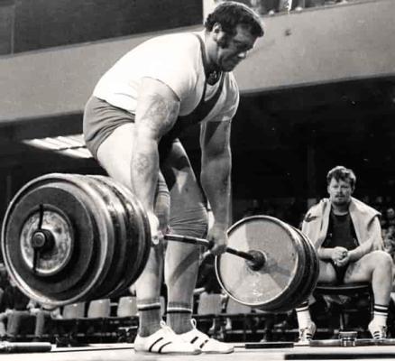 Styrkeløft. Torkel Ravndal under konkurranse i Oslo 1970, der han løftet 369 kilo i markløft og vant over sin utfordrer Don Cundy (sittende til høyre) foto Ukjent/NTB Scanpix hentet fra Norge Store Leksikon