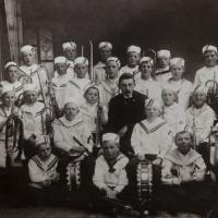 Jacob Tangsjø som leder av gutteorkester foto Haugalandsmuseet