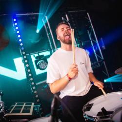 Mathias Nilsen spiller trommer foto Jonas Selim/Instagram