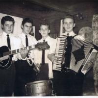 «Blue Boys». Fra venstre er Rolf Gabrielsen på gitar og vokal, John Bøe,(Jonnemann) på trompet, Hans Olav Aarsvold ,Hansemann) på trommer og Lars Karlsen, (Larsemann) på trekkspill.