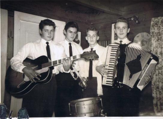 «Blue Boys». Fra venstre er Rolf Gabrielsen på gitar og vokal, John Bøe,(Jonnemann) på trompet, Hans Olav Aarsvold ,Hansemann) på trommer og Lars Karlsen, (Larsemann) på trekkspill.