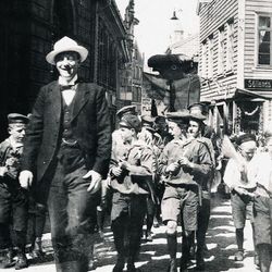 Solvangguttene med Franz Dørr i spissen. Her i Kirkegaten tidlig i 1920-årene