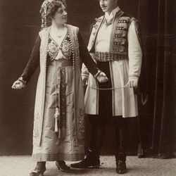 "Den Glade Enke". Fru Dagny Skarseth. Thorleif Lund.1907 Fotograf Engen, Arnt Kristian tilhører Oslo Museum