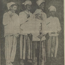 Sigve Bøe som syngende kokk i Askepott og Lillemus Mei i 1959, sammen med Endre Anonsen, Sindre Kristiansen, Terje Beyer, Rolf Schreiner foto Rogalands Avis