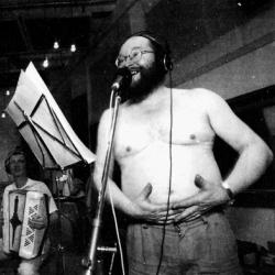 Svein Tang Wa i NRK -studio sammen med bandet sitt foto Fredrik Refvem/Stavanger Aftenblad