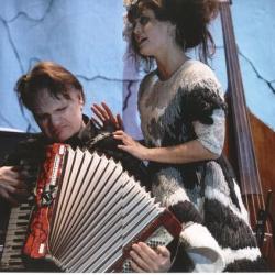 Mareike Wang og Espen Hana i teaterkonserten HOW foto Rogaland Teater/Stig Håvard Dirdal