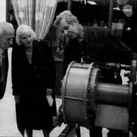 Marton Karlson og kona Hedvig studerer oppfinnelsen til Jan Mikal Aase  foto: Stavanger Aftenblad/Turid Furdal