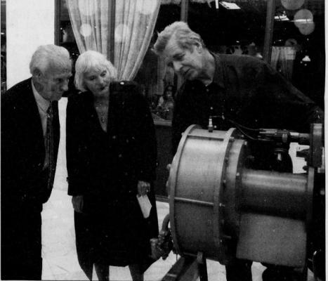 Marton Karlson og kona Hedvig studerer oppfinnelsen til Jan Mikal Aase foto: Stavanger Aftenblad/Turid Furdal