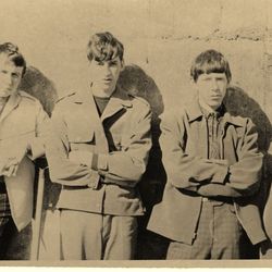 Frå venstre: Asgaut Steinnes, vokal, rytmegitar, Kjell Gudmestad, sologitar, Helge Torvund bassgitar, og den ruvande trommeslagaren til høgre: Trond Gudmestad. – med Asgaut Steinnes, Kjell Gudmestad og Trond Gudmestad.