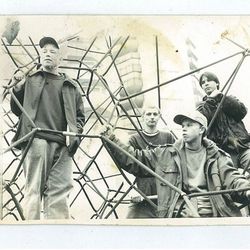 Bildet du fikk av Detached vinteren 1994 Fra venstre: Even Skaar – trommer Kjetil Aase – Vokal Oliver Kersbergen - Gitar , sang Svein Kersbergen - bass