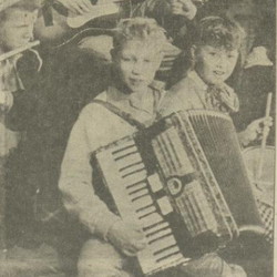 Musikkgruppe i regi av barneteateret , Sigurd Kristiansen på gitar foto Rogalnds Avis