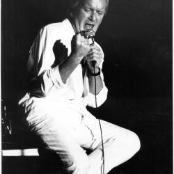 1993. Kjent Høiland positur i hvitt antrekk. (Foto: Roy Storvik)